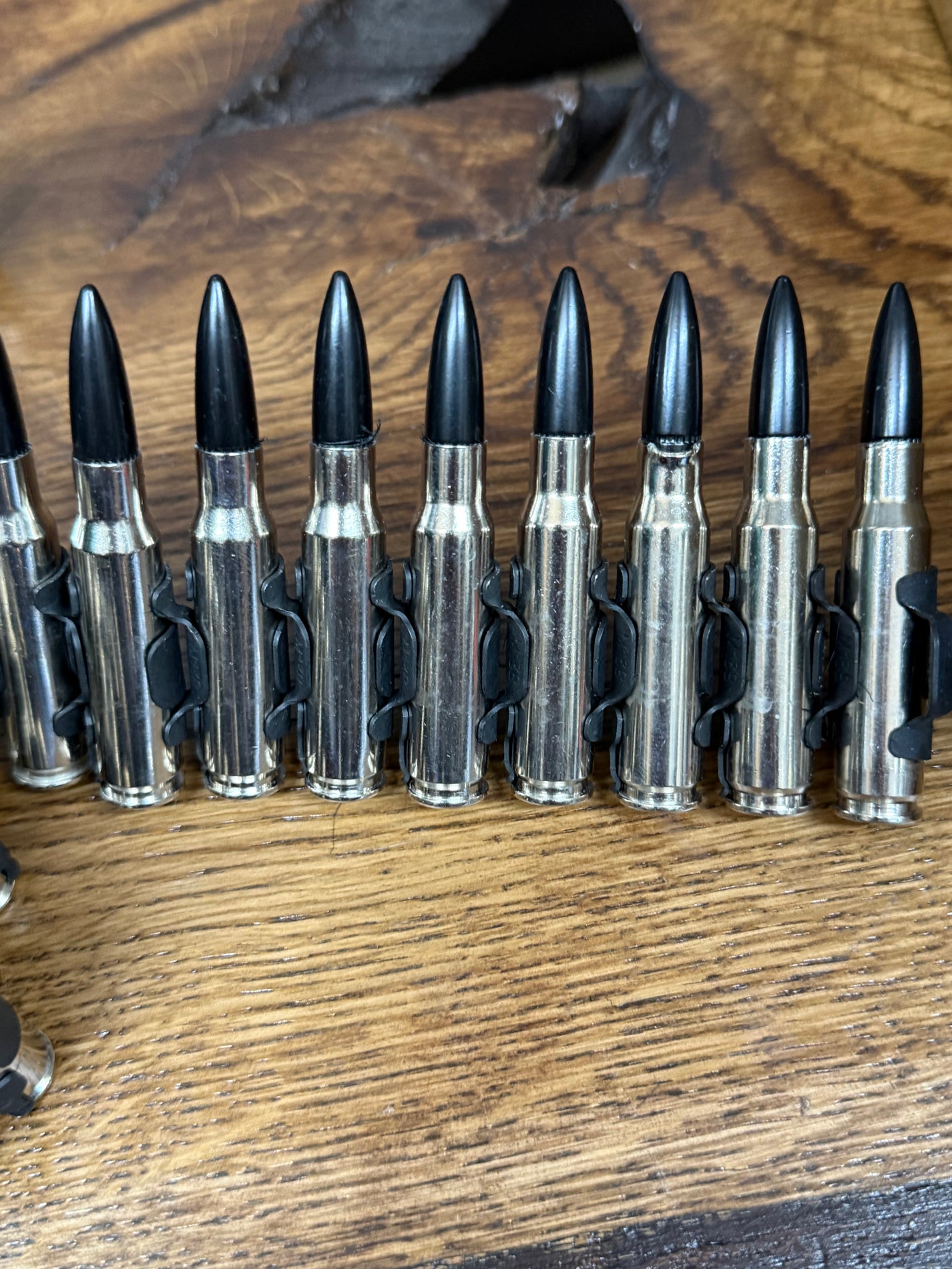 Svart skinnbälte med silverfärgade nitar och metallspänne, Metallrockshop Bullet Belt full silver black tip.