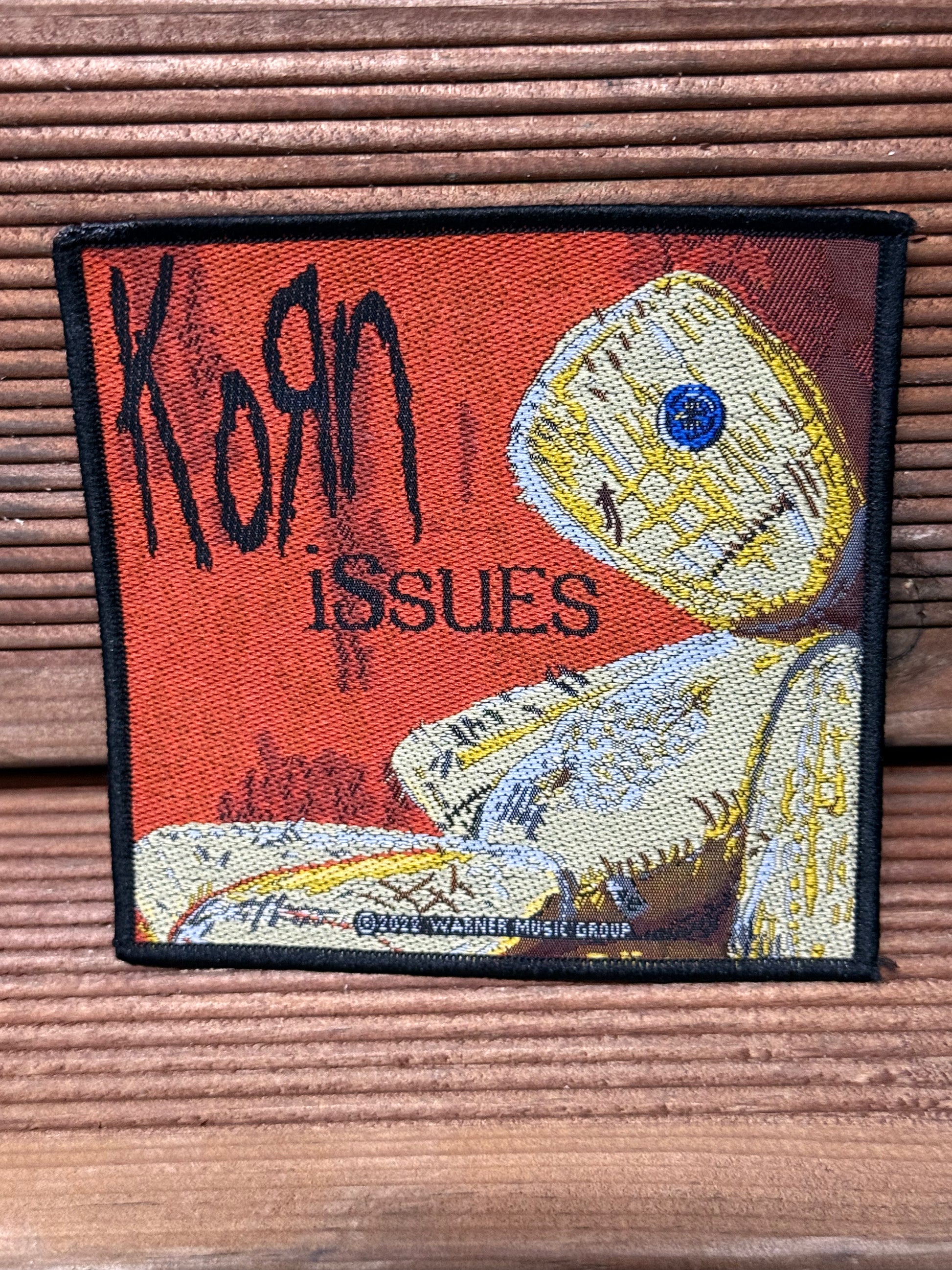 Korn-Issues patches från Metallrockshop, svarta tygpatchar med bandets namn och logotyp för klädstilar.