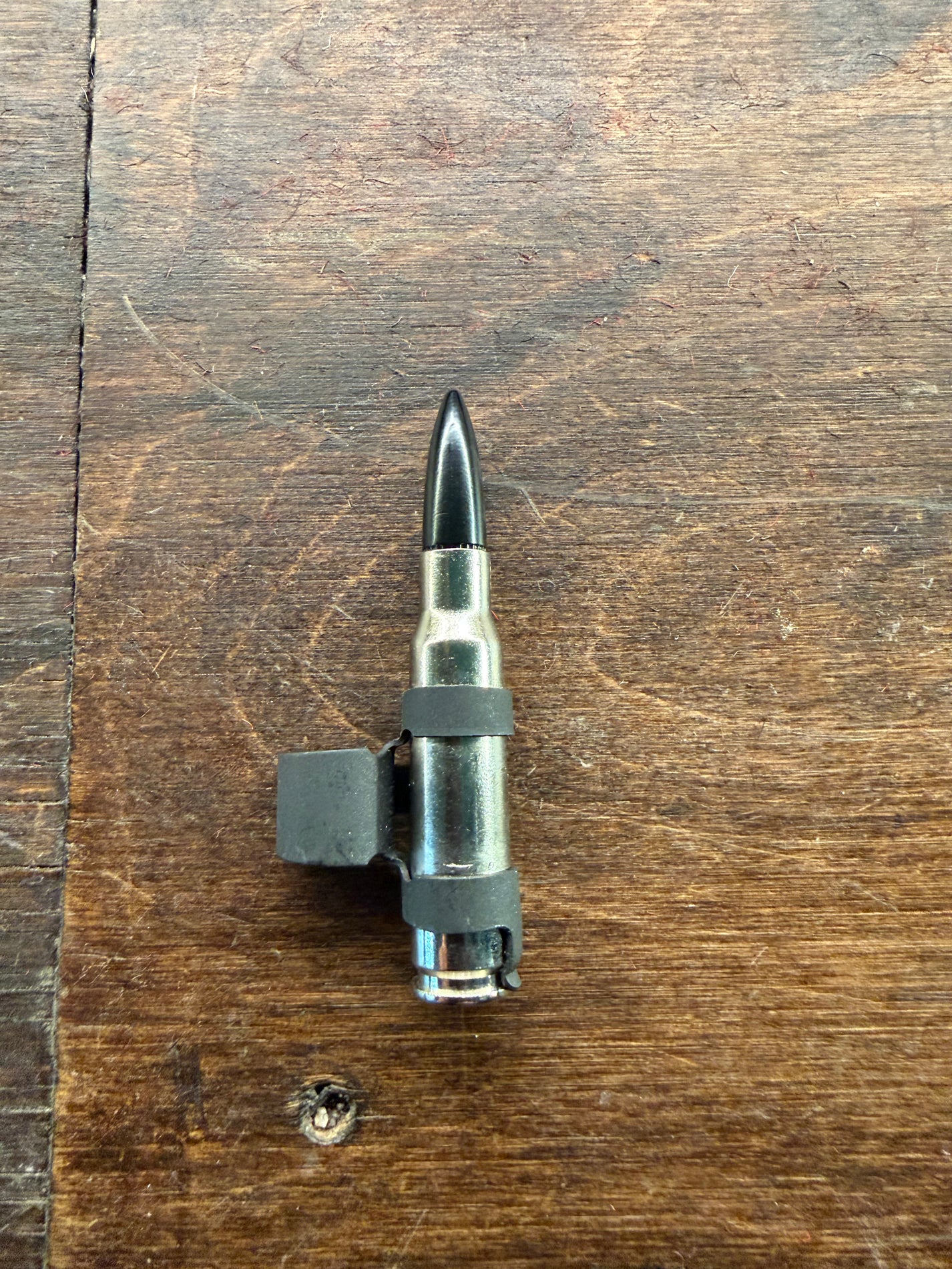 SILVER bältesdetalj med svart spets från Metallrockshop, extra blysladd för bälten, nära vy av metall och lädermaterial.