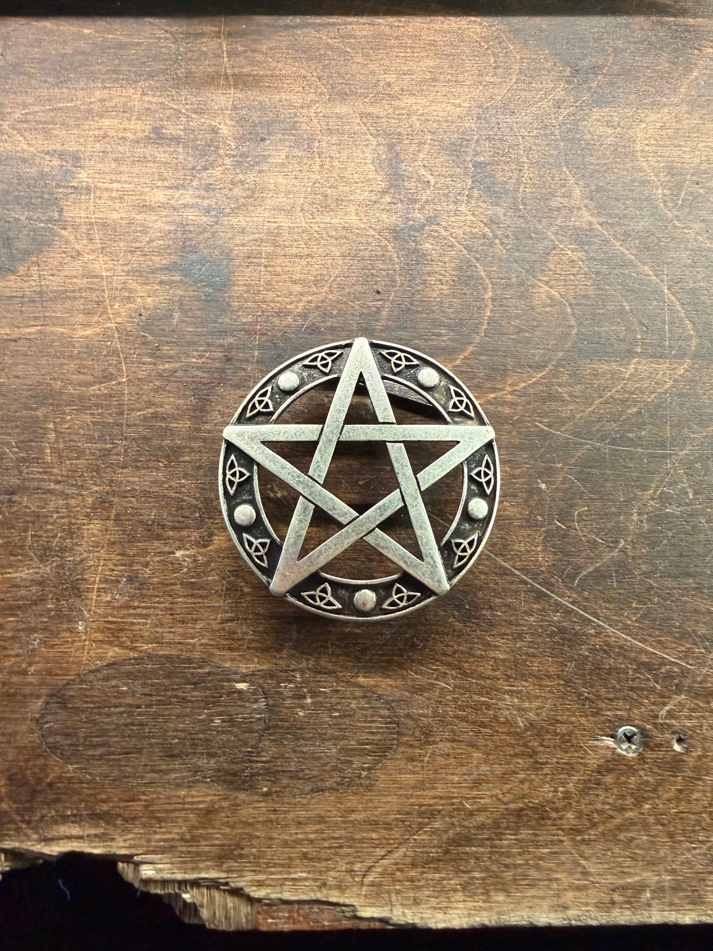 Hällspänne från Hellgate med pentagramdesign, rostfritt stål och detaljerad utskriftsyta.