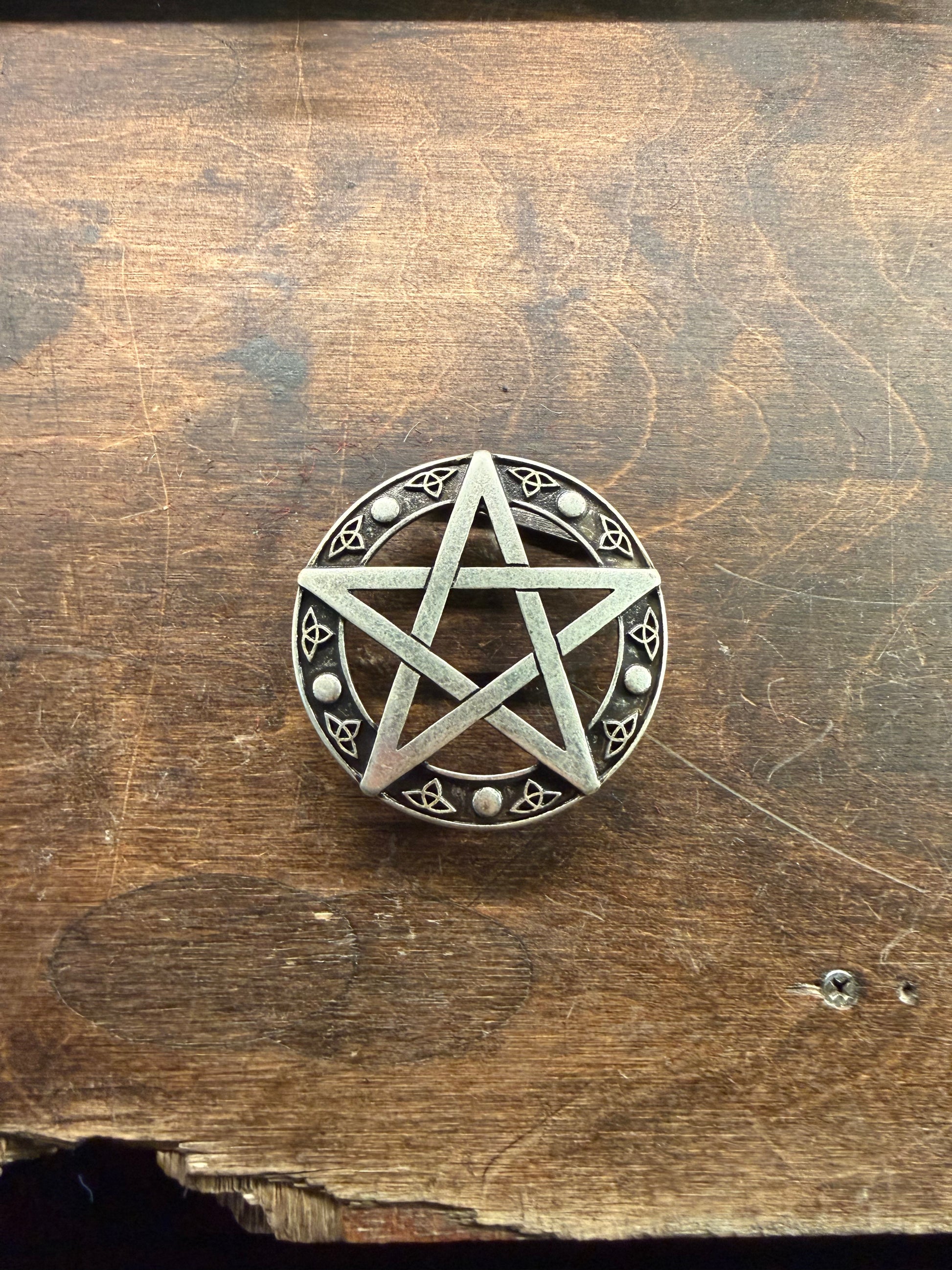 Hällspänne från Hellgate med pentagramdesign, rostfritt stål och detaljerad utskriftsyta.
