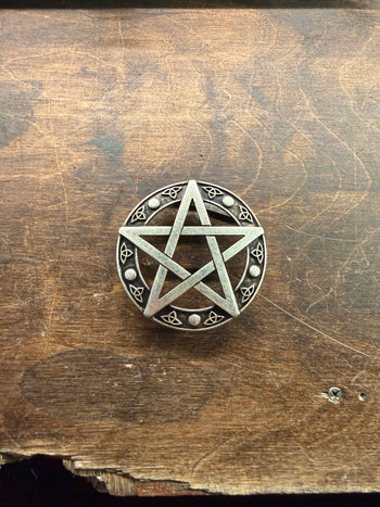 Hällspänne från Hellgate med pentagramdesign, rostfritt stål och detaljerad utskriftsyta.