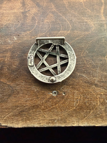 Svart spänne med pentagrammönster från Hellgate, dekorativ bältesspänne i metall.