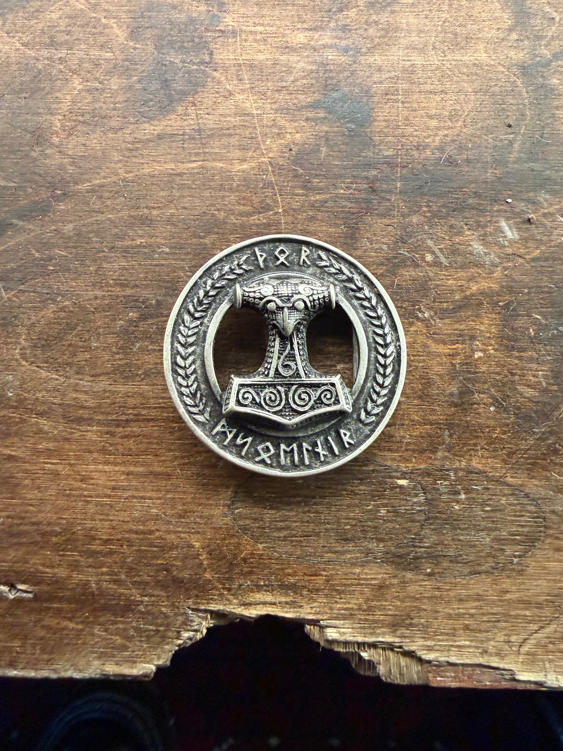 Bronsskärpspänne med Mjölnir-tryck från Hellgate, detaljrik och robust design för vikingainspirerad stil