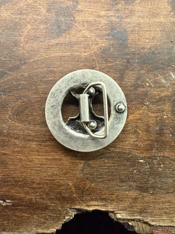 Hällgate Mjölnir-buckla som spänne för bälte, visar en detaljerad Thor-hammare i metall på en svart bakgrund