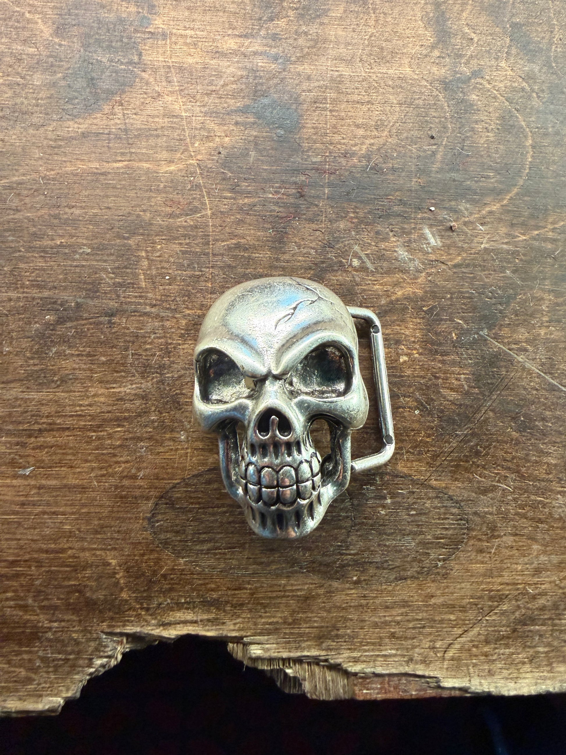Skull-buckel för bälte från Hellgate, detaljerad metalldesign med mörk finish, perfekt för rockig stil.