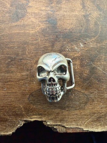 Skull-buckel för bälte från Hellgate, detaljerad metalldesign med mörk finish, perfekt för rockig stil.