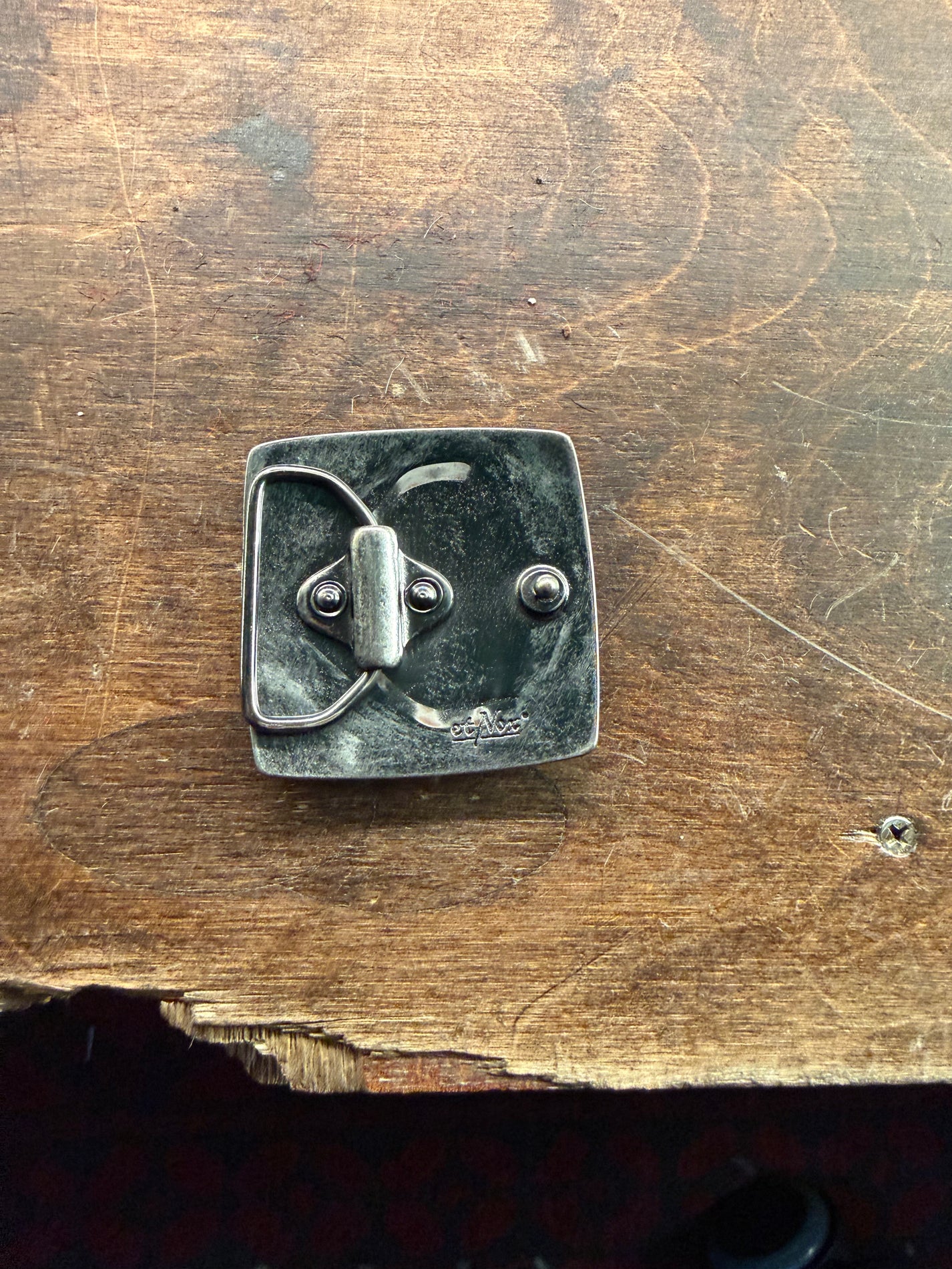 Hällkorsbälte spänne av metall från Hellgate, detaljerad design för rockstil och robust look.