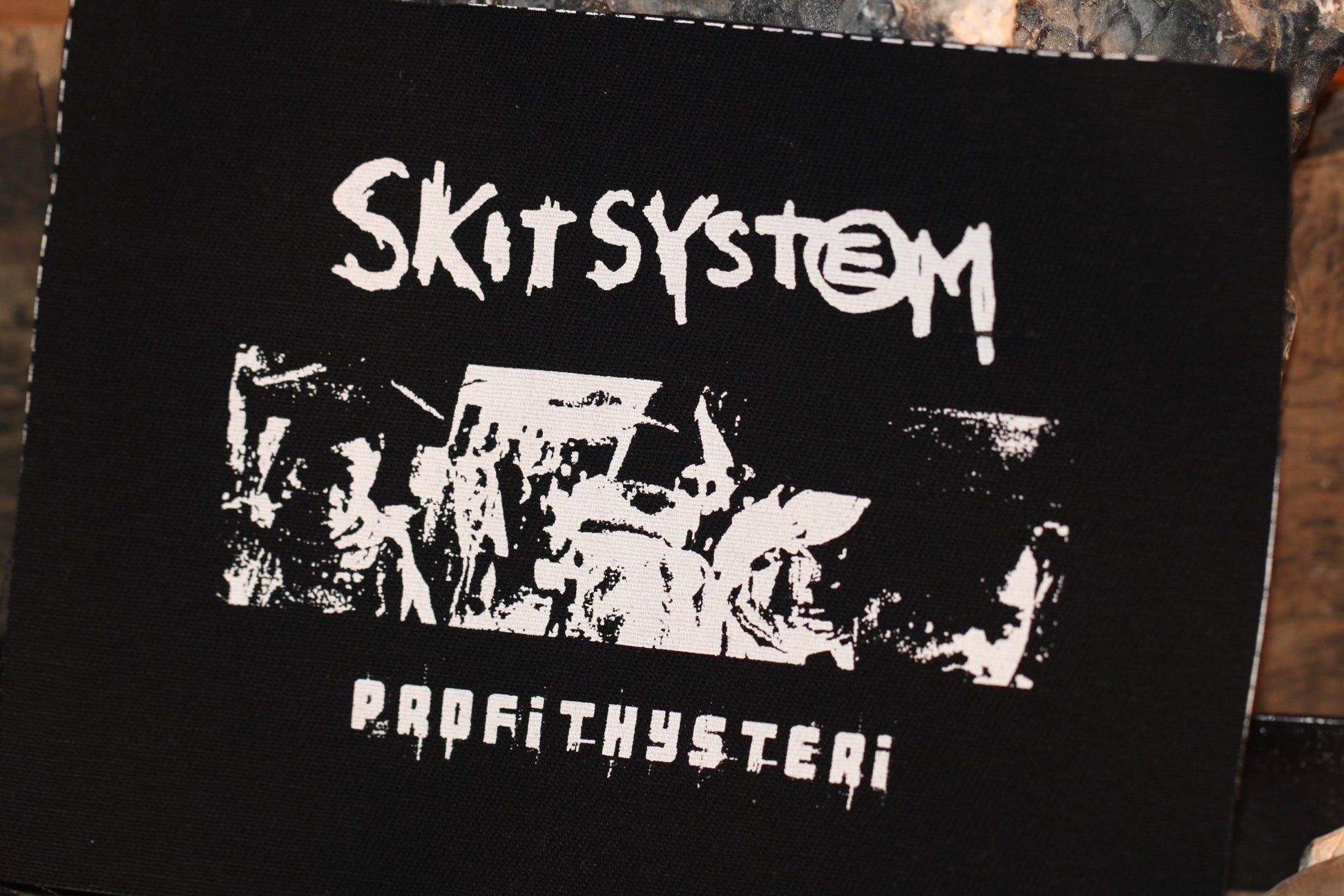 SKITSYSTEM - PROFiTHYSTERi - Hellgate